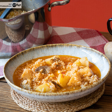 Arroz con patatas y bacalao, receta de pescado para llenar la mesa de fiesta
