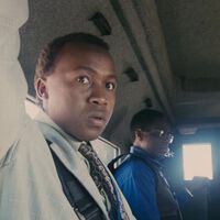 La mejor película de extraterrestres es una crítica social al estilo The Office: para verla hoy en streaming 