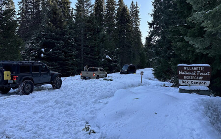 Conductores atrapados en la nieve