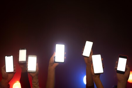 Vida Nocturna De Gente Bailando En Un Club Y Sosteniendo Telefonos Inteligentes
