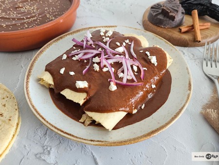 Enchiladas de pollo con mole poblano
