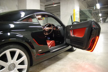 Un Audi TT con luces en el marco de las puertas