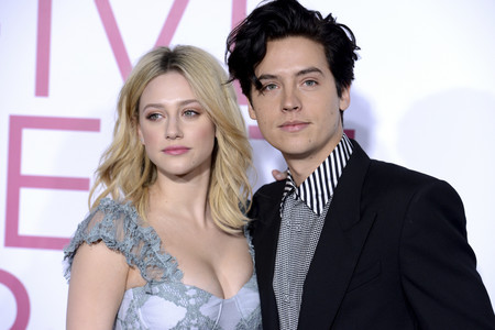 De perdidos al 'Riverdale': Cole Sprouse le deja un mensajito a su ex Lili Reinhart en Instagram sin etiquetarla