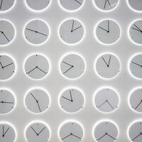 Despiden a una mujer en Alicante sin indemnización por llegar temprano a su puesto. Un abogado explica la lógica que hay detrás 