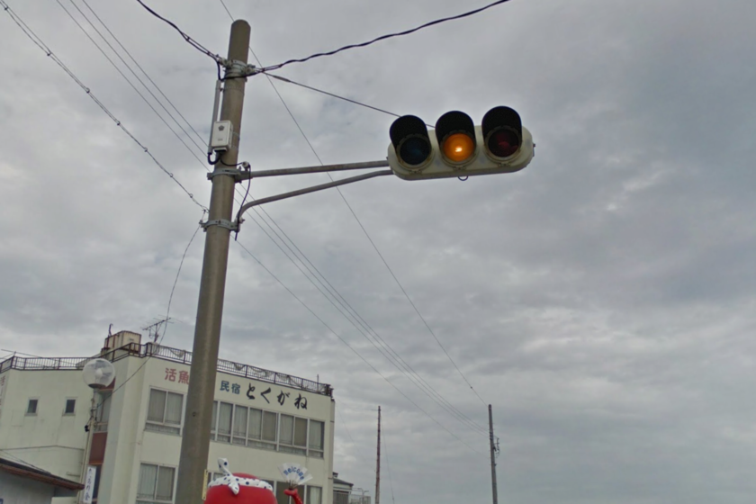 On this island in Japan there is a traffic light that only turns green once a year, and not precisely to control traffic