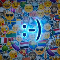 La "arqueología digital" ha encontrado el origen de los emojis: todo empezó con una broma de ascensor