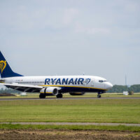 Ryanair lo vuelve a hacer: monta un nuevo pollo a bordo por sus maletas (Guardia Civil incluida) 
