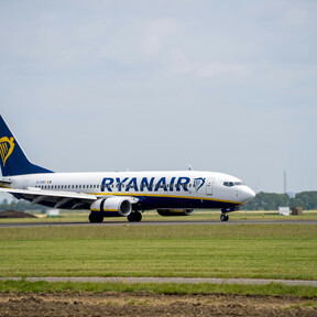 Ryanair lo vuelve a hacer: monta un nuevo pollo a bordo por sus maletas (Guardia Civil incluida) 