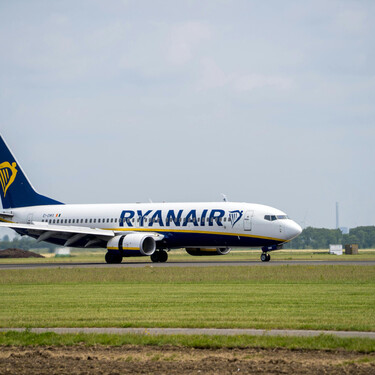 Ryanair lo vuelve a hacer: monta un nuevo pollo a bordo por sus maletas (Guardia Civil incluida) 