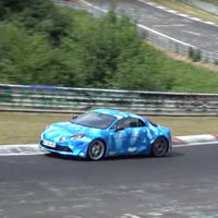 Mira como el Alpine A110 afina su puesta a punto en el Nürburgring