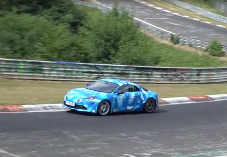 Mira como el Alpine A110 afina su puesta a punto en el Nürburgring