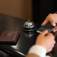 Nada de mandar una copia del DNI a tu hotel o apartamento estas vacaciones: es ilegal según la AEPD 
