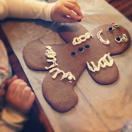 Cocinar con niños y hacer manualidades, dos en una (galleta gigante)
