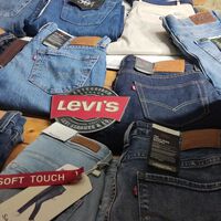 Levi's arrasa en rebajas y no es con los vaqueros 501: estos capri elegantes y que hacen tipazo son su última novedad 