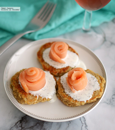 Blini con salmón y crema con eneldo. Receta rusa
