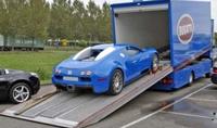 Un Bugatti Veyron con camión a juego
