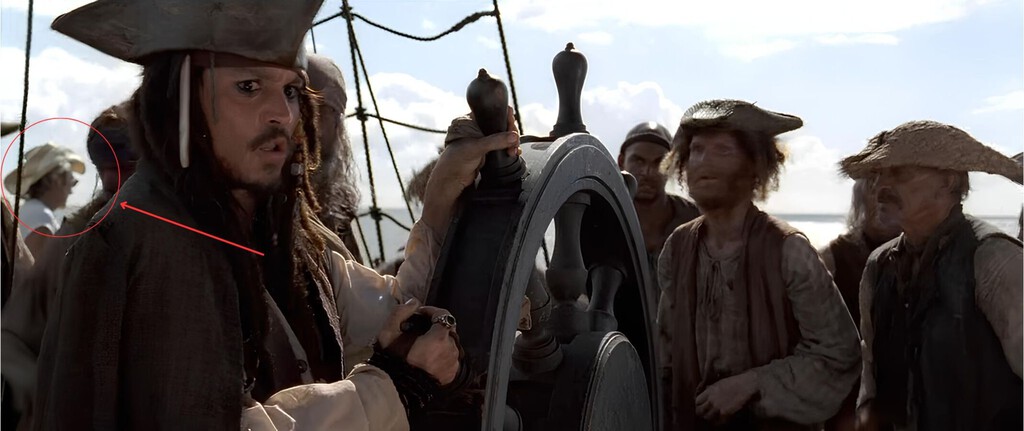 Si paras Piratas del Caribe: La maldición de la Perla Negra en el minuto 2:12:44, verás un miembro muy extraño de la tripulación de Jack Sparrow Si paras Piratas del Caribe: La maldición de la Perla Negra en el minuto 2:12:44, verás un miembro muy extraño de la tripulación de Jack Sparrow