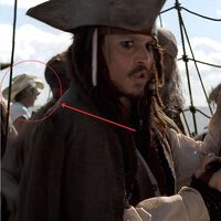 Si paras Piratas del Caribe: La maldición de la Perla Negra en el minuto 2:12:44, verás un miembro muy extraño de la tripulación de Jack Sparrow