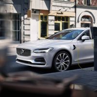 El Volvo S90 podría recibir una variante híbrida con motor de tres cilindros