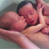 El relajante baño de unos gemelos recién nacidos que simula su vida dentro del útero 