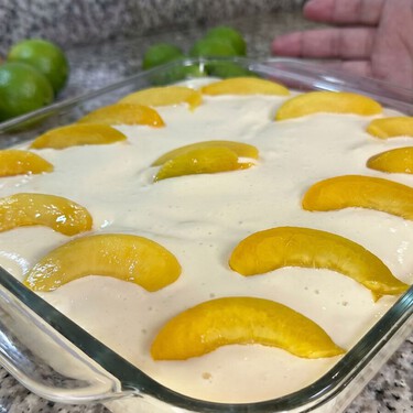 Cómo hacer una carlota con 1 lata de duraznos en almíbar y 5 ingredientes: disfruta este postre cremosito y sin horno 