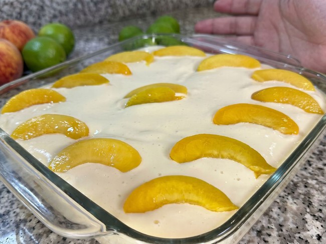 Cómo hacer una carlota con 1 lata de duraznos en almibar y 4 ingredientes: disfruta este postre cremosito
