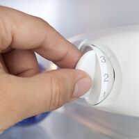 Esos números en la rueda que tiene tu nevera no significan lo que crees: así la puedes ajustar para ahorrar luz