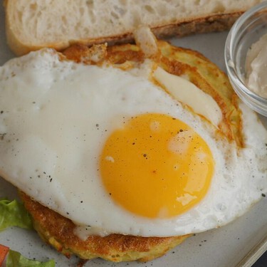 Desayuno rápido y delicioso con solo 2 rebanadas de pan: huevo estrellado y tortitas de Nutella