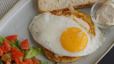 Desayuno rápido y delicioso con solo 2 rebanadas de pan: huevo estrellado y tortitas de Nutella