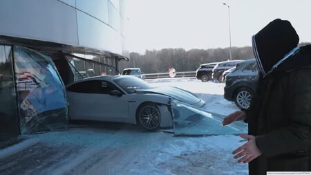 Se 'equivoca' de pedales y estrella un Porsche Taycan en un concesionario: el youtuber que quemó un Mercedes-AMG vuelve a liarla