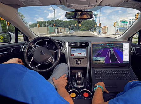 Concutor y acompañante analizan el comortamoiento del Ford Fusion 