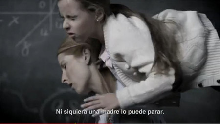 'Ni siquiera una madre puede parar el movimiento de un niño sin sujeción en el coche'