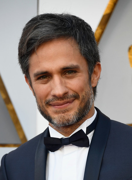Gael García Bernal apuesta por el azul en un regular look para la red carpet de los Oscar