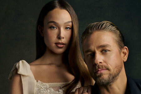 Ella Beatty y Charlie Hunnam cuando se anunció a la protagonista de la temporada 4