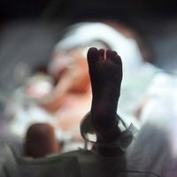 Con 75 años y un solo pulmón, una mujer india dio a luz a una bebé prematura de 600 gramos