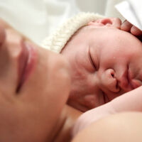 El contacto piel con piel con el recién nacido inmediatamente después del nacimiento es primordial, también tras una cesárea 