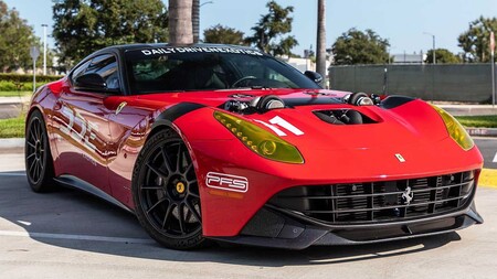 Con este Ferrari F12 Berlinetta firmado por Aaron Kaufman te explotará la cabeza: 1.500 CV y dos gigantescos turbos asomando desde el capó