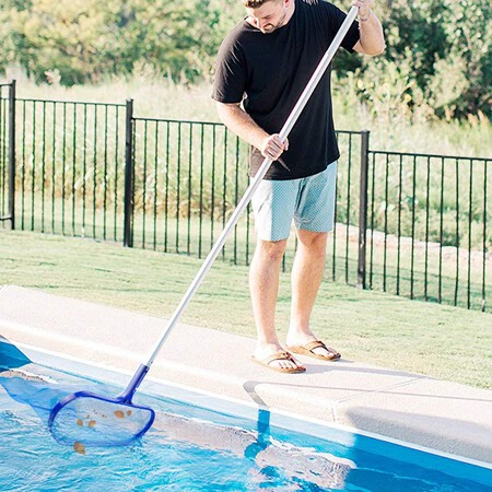 Estos son los complementos básicos que necesitas para mantener siempre a punto la piscina durante el verano