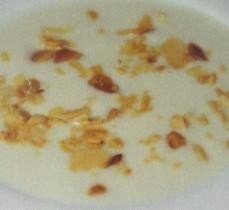 Sopa de almendras refrescante