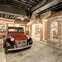 Esta mansión incluye en su sótano un completo casco histórico, con sus tiendas y hasta un Citroën 2CV y Jaguar E-Type en sus calles