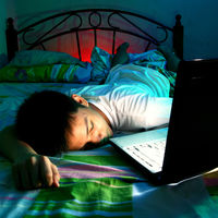 Si a tu hijo adolescente le cuesta concentrarse, dormir y está de mal humor, limítale las pantallas por la noche solo una semana