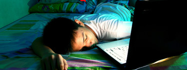Si a tu hijo adolescente le cuesta concentrarse, dormir y está de mal humor, limítale las pantallas por la noche solo una semana