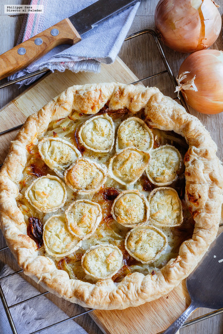 Tarta salada de cebolla caramelizada y queso de cabra. Receta fácil