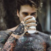 Tatuagens invisíveis que aparecem quando você quer: é assim que funciona a PhotoTat, a tinta fotocrômica ideal para entrevistas de emprego e visitas à sua avó 