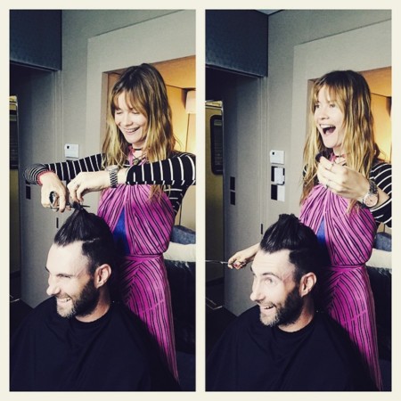 Behati Prinsloo es la peluquera de Adam Levine ¡Miedo!