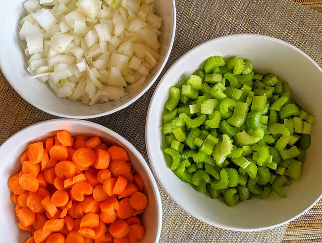 Qué es una mirepoix, cómo se prepara, cuáles son sus principales usos y