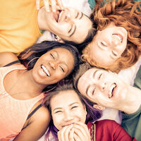 Salir con sus amigos y practicar deporte, las aficiones favoritas de los niños y adolescentes durante el verano