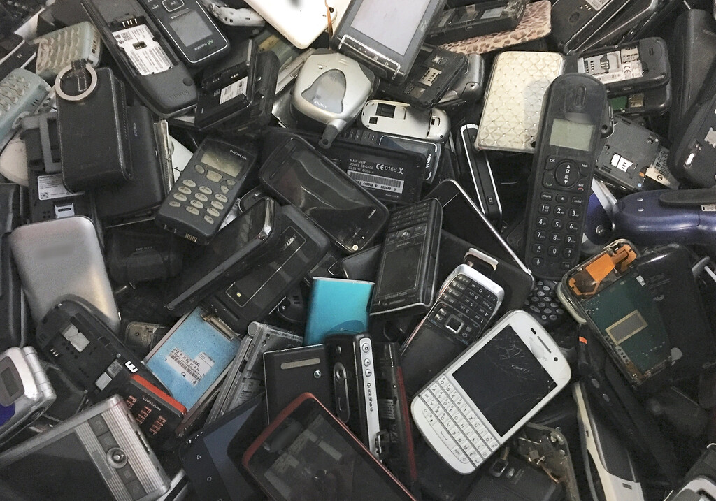 Acabamos de descubrir cómo extraer oro de una fuente de 62 millones de toneladas: los móviles que tiramos a la basura 