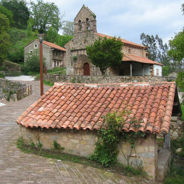El pueblo de Cantabria donde se rodó 'La bola negra': menos de 20 vecinos en pleno Camino Lebaniego y con una iglesia medieval con uno de los grandes secretos de la región 