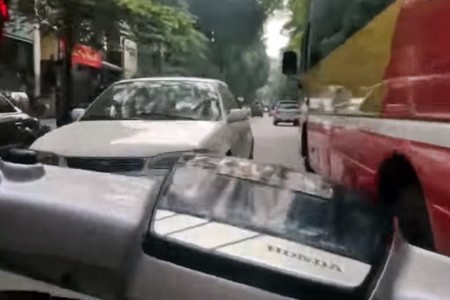 Este asiático te enseña la delgada línea entre ir con prisa en moto y ser un psicópata